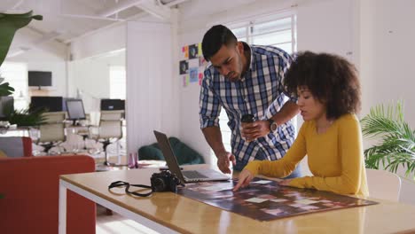 dos colegas que trabajan en la oficina creativa
