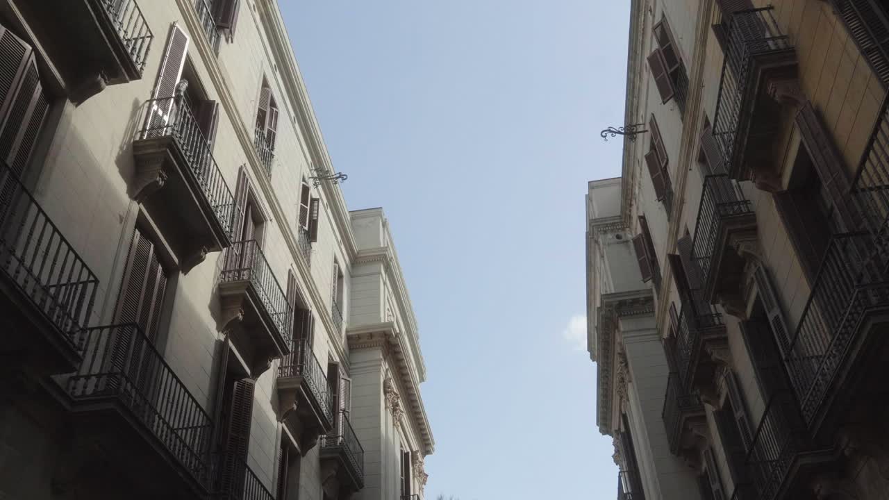 resaltar los intrincados detalles arquitectónicos de los edificios de barcelona con esta cautivadora vista de ángulo bajo de las fachadas de los edificios