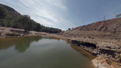 antena fpv baja y rápida a lo largo del odiel rocoso seco