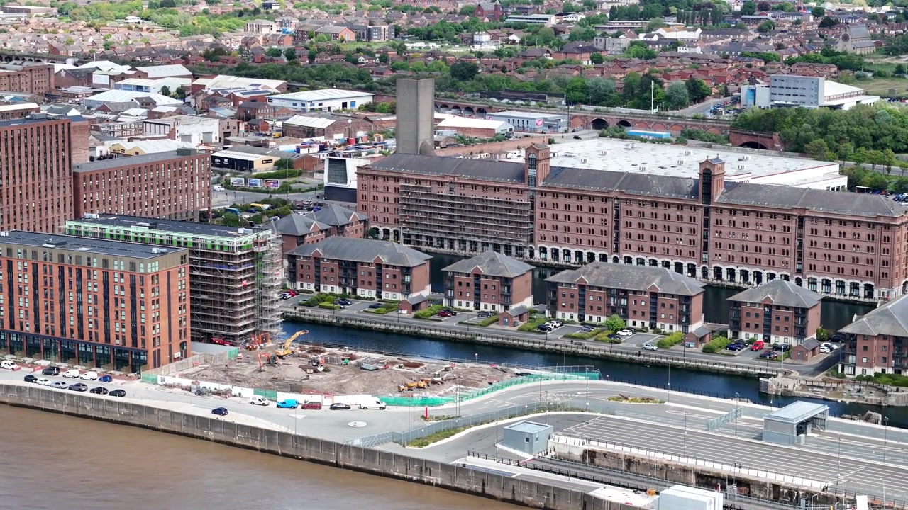 Nybygde leiligheter Liverpool vannkant Panorerende droneflyvning