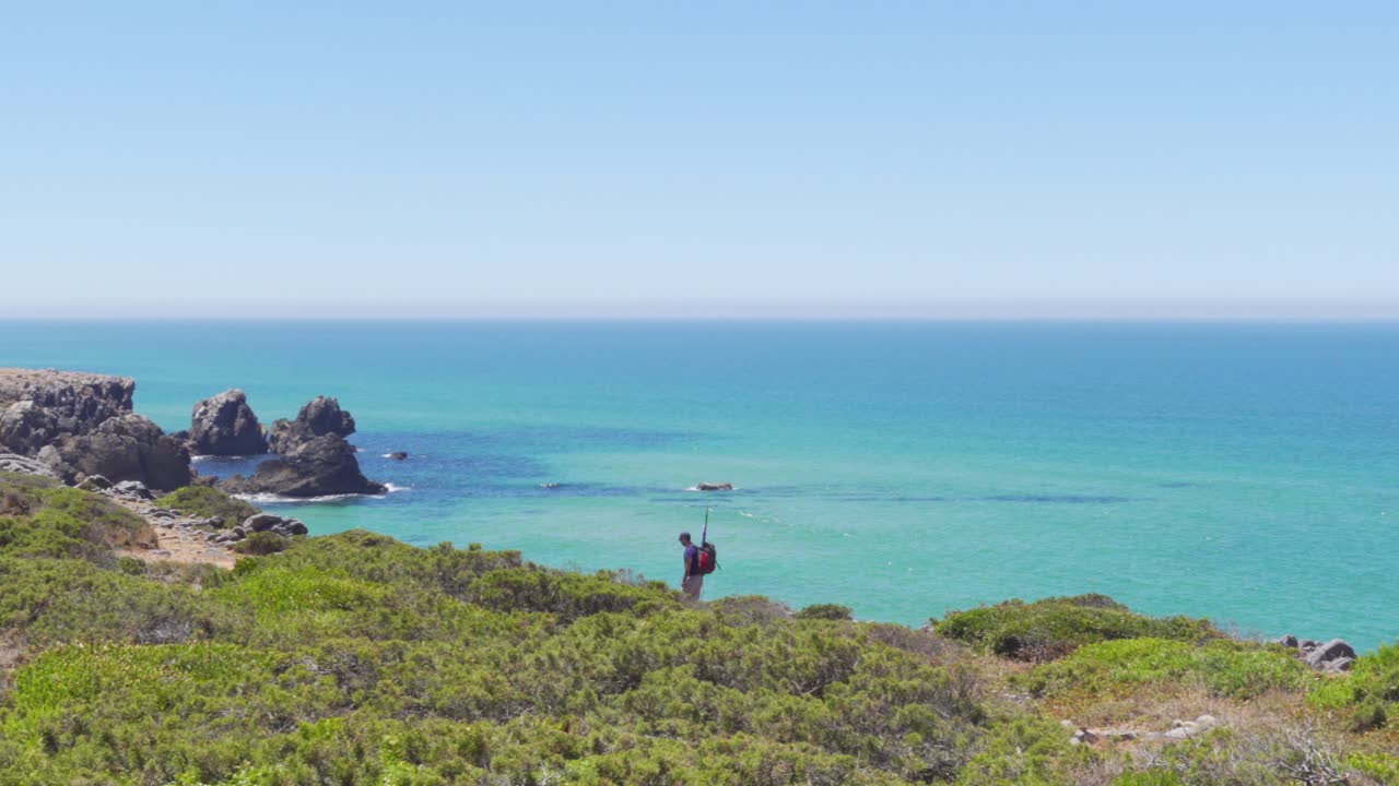 포르투갈에서 대서양으로 하이킹하는 등산객