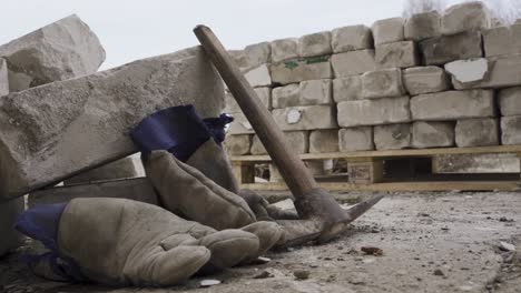 vista estática de los guantes de seguridad y el pico de los trabajadores de la construcción