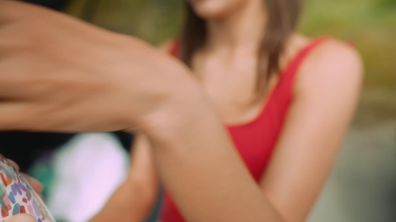 Mujer Joven se Pone Gafas de Sol y se Prepara para Aventura al Aire Libre en Coche