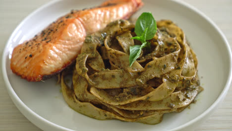 Pasta-Casera-De-Espagueti-Fettuccine-Al-Pesto-Con-Filete-De-Salmón-A-La-Parrilla