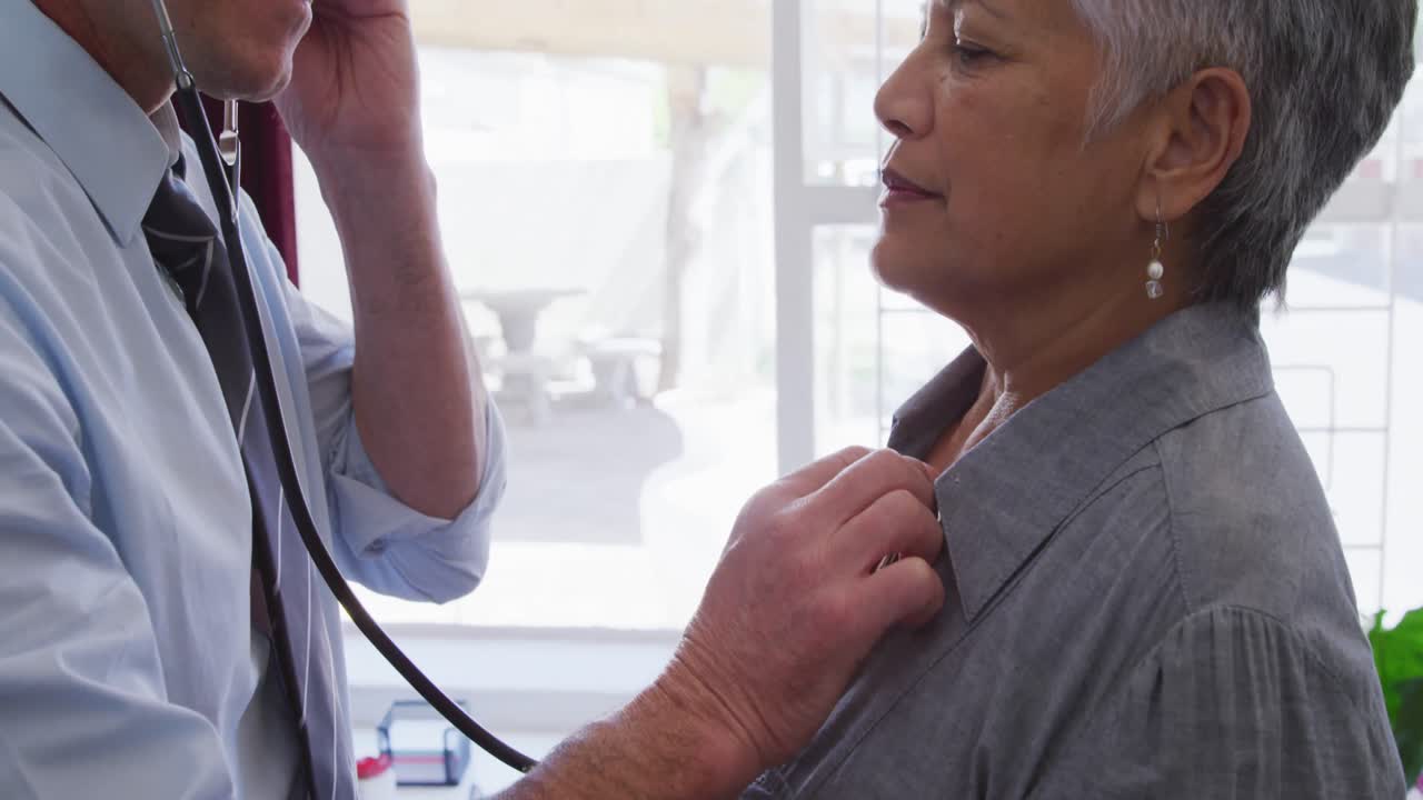 médico examinando a una mujer mayor en un hogar de ancianos