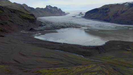 Vista-Panorámica-Aérea-De-Un-Glaciar-En-Islandia-Durante-El-Día-Nublado