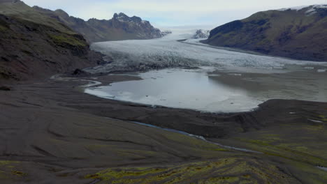 vista panorámica aérea de un glaciar en islandia durante el día nublado