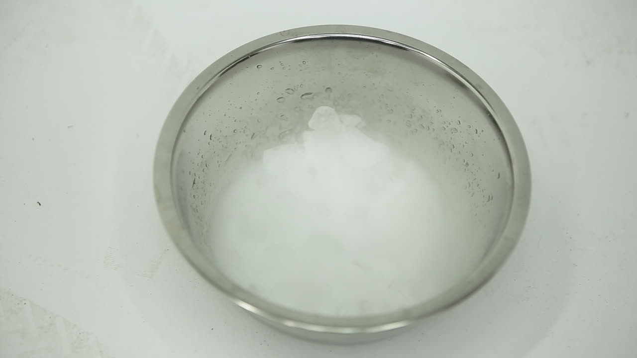 agitando el vapor de hielo seco en un tazón