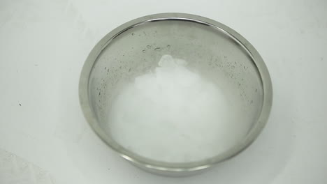 agitando el vapor de hielo seco en un tazón