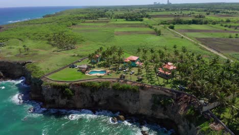 Toma-Escénica-De-Un-Resort-Al-Borde-De-Un-Acantilado-En-El-Sur-De-República-Dominicana,-Día-Despejado