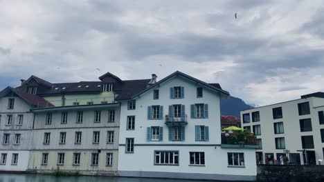 Interlaken,-Suiza,-Turismo-De-Inmersión,-Ciudad-Turística-En-El-Valle-De-La-Montaña,-Europa,-Caminar,-Día-Lluvioso,-4k-|-Mirando-A-Su-Alrededor,-Tembloroso,-Agua,-Río,-Lago,-Restaurante,-Parapente,-Casa,-Polo,-Volador