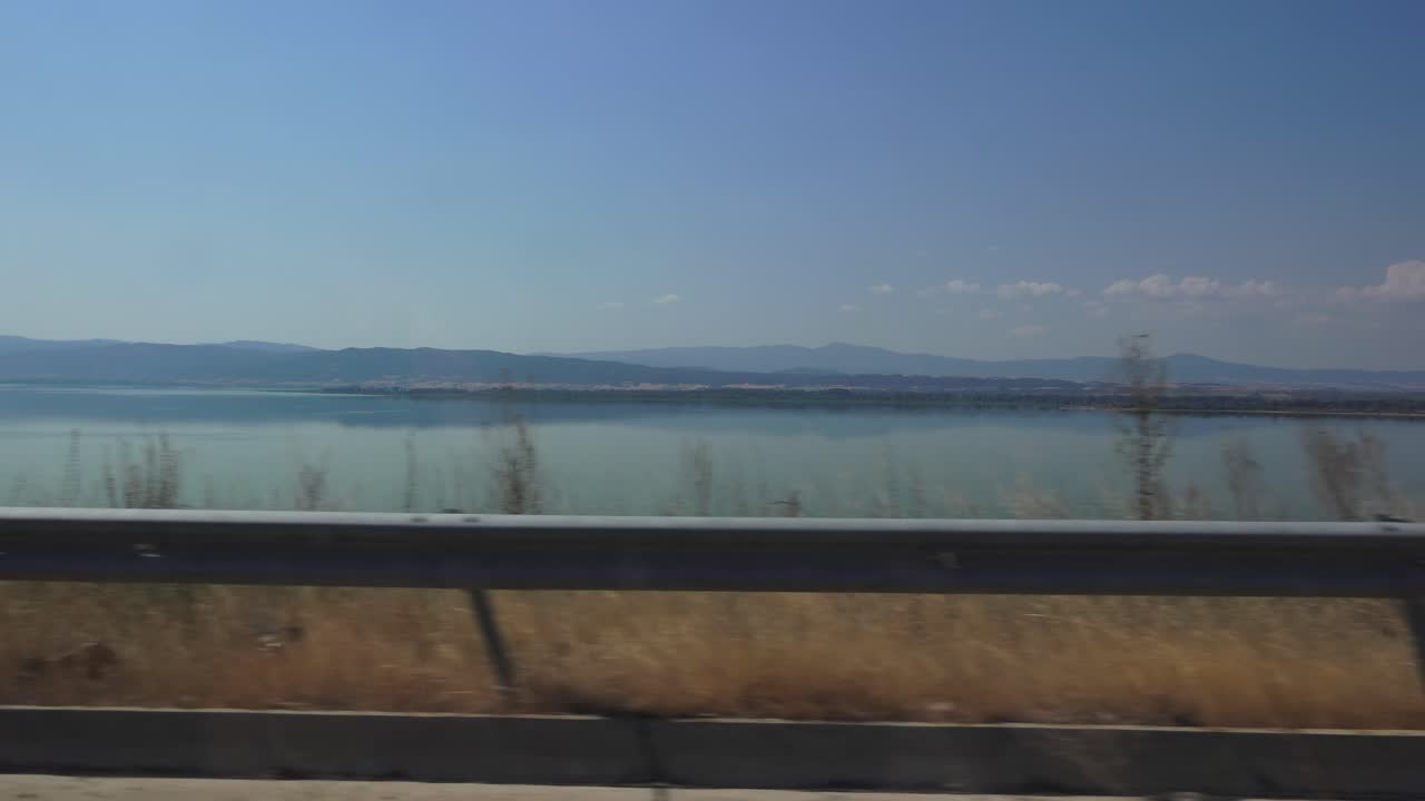 conduciendo por el lago volvi en grecia