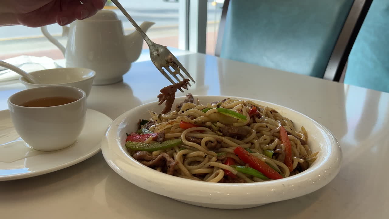 레스토랑 장면: 중국식 김 누들과 뜨거운 차