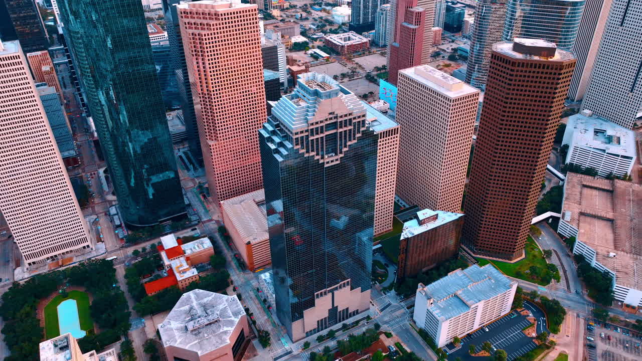 Houston, USA, 24 novembre 2025: Allontanandosi dallo splendido grattacielo postmoderno Heritage Plaza Tower. Architettura di grattacieli della moderna Houston, Texas, USA, vista da drone.