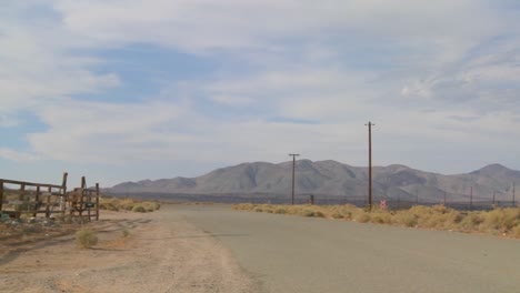 una cacerola lenta a un restaurante abandonado con un letrero que dice comer en el desierto de mojave