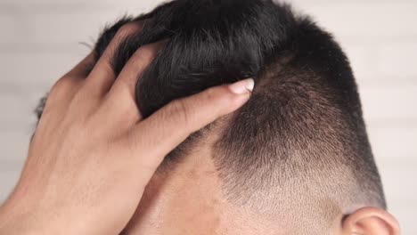 el corte de pelo de un hombre.