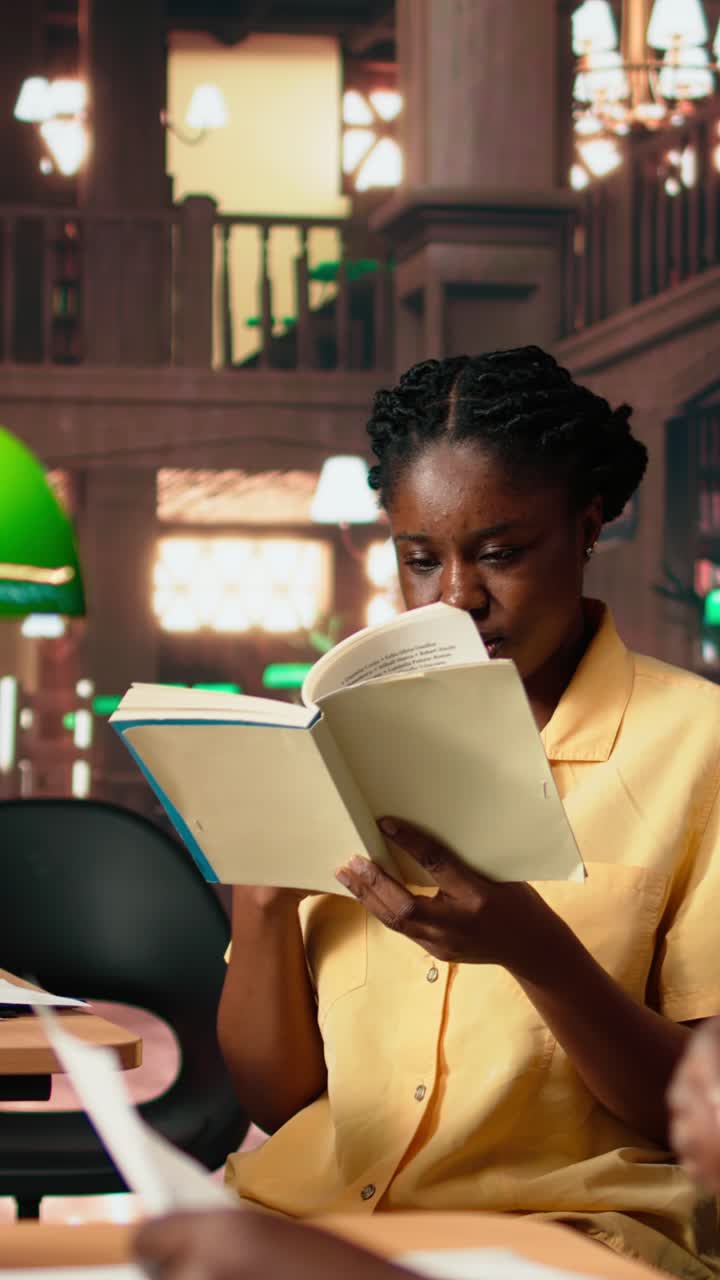 Femme afro-américaine lisant et discutant dans une bibliothèque