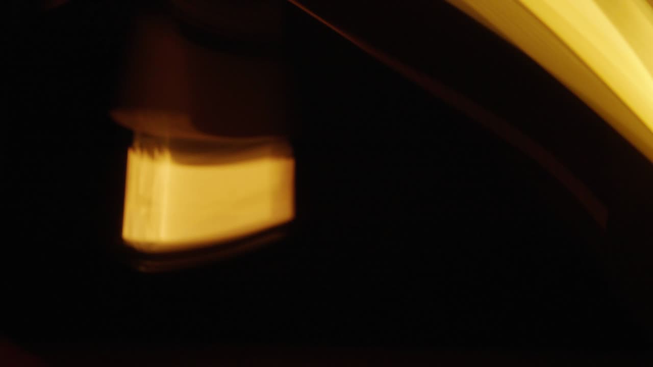 el movimiento borroso de la luz de rayas líneas de movimiento rápido en el respaldo negro. largo concepto de exposición luz de la noche.