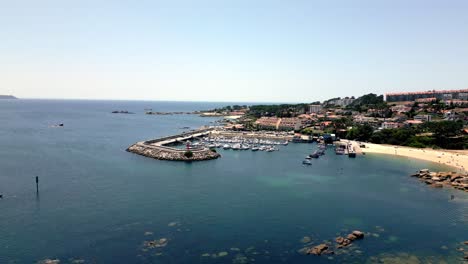 Luftaufnahmen-Von-Marina-Landschaft,-Strandresort-In-Sanxenxo,-Spanien