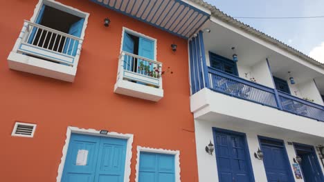 Painted-balconies,-colonial-and-colorful-houses-in-Filandia,-Colombia,-architecture