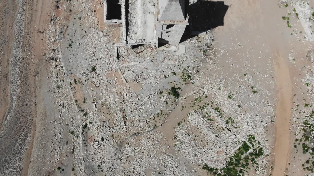 저수지 에 의해 폐허 가 된 교회