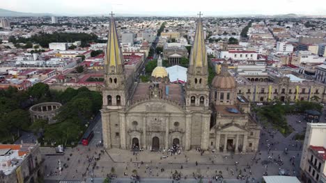 Cathedral-of-Guadalajara-Mexico,-front-shot