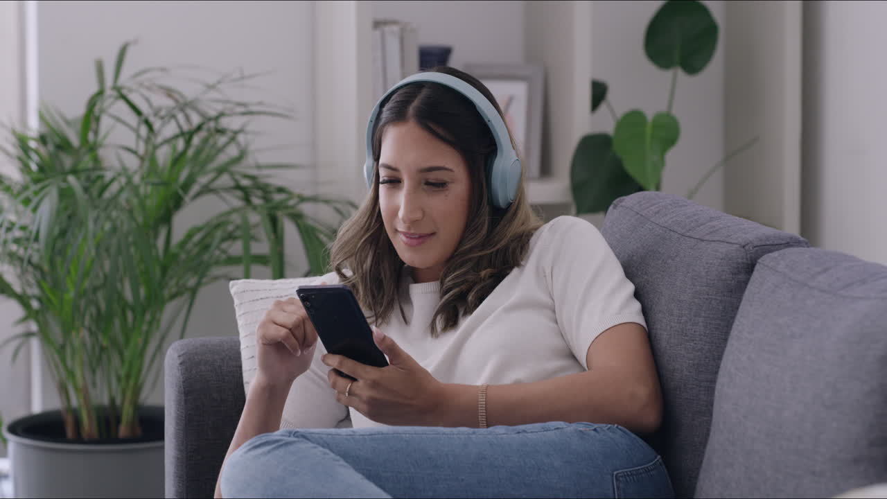 Millennial che riproduce un podcast in streaming nel tempo libero