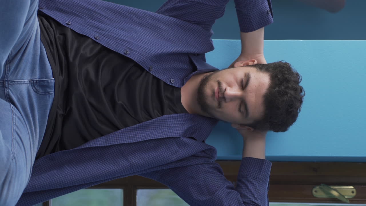 vídeo vertical de un hombre desesperado y pensativo.