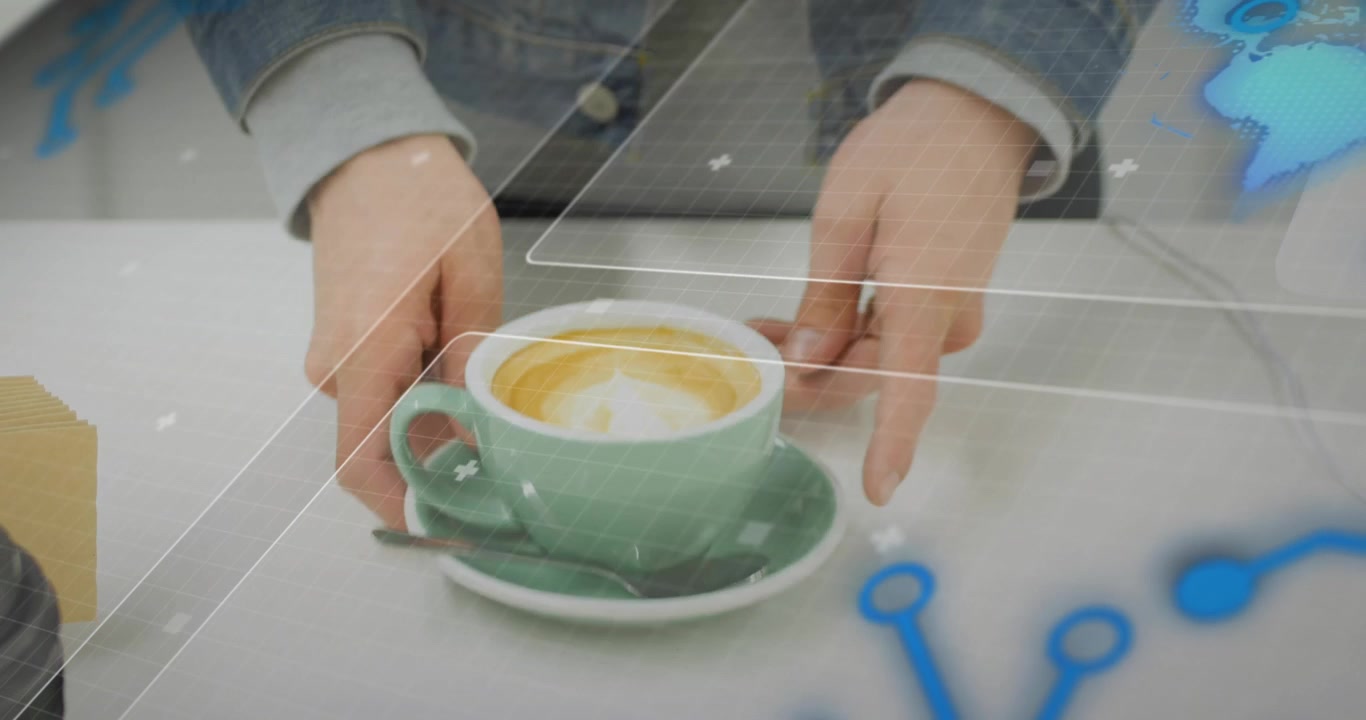 Persona che posa una tazza di caffè sulla scrivania con sovrapposizione di dati digitali