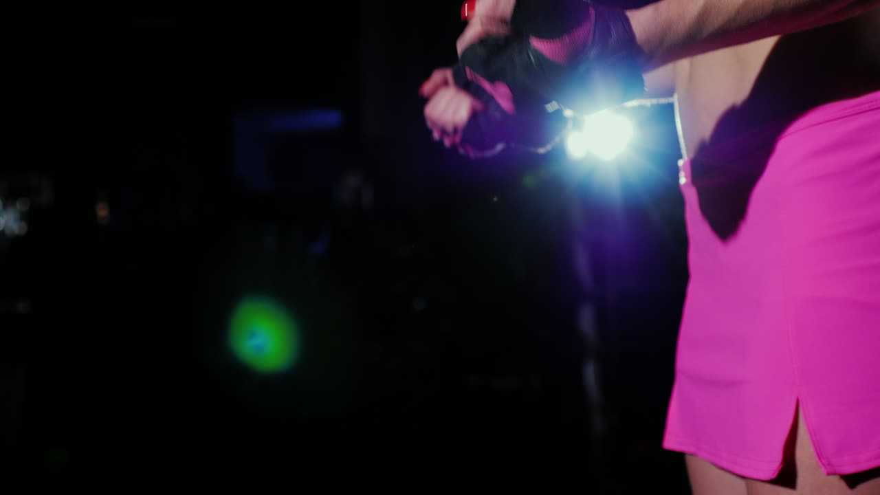 mujer atlética con estómago plano amasa sus manos antes de entrenar