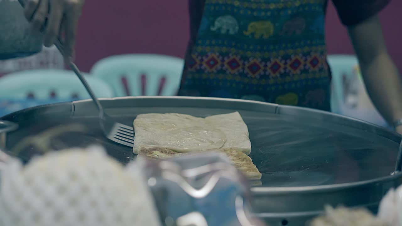 hombre en delantal tradicional da la vuelta a la comida sabrosa con corteza