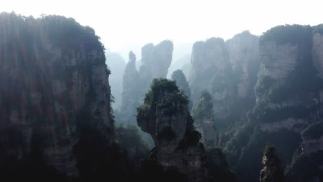 la bruma azul de la luz del sol se extendió a través de agujas rocosas en zhangjiajie, wulingyuan hunan china