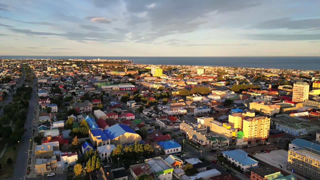 푼타 아레나스, 칠레, 항공 무인기의 도시 풍경은 파타고니아 칠레 관문 항구 목적지를 축소하고, 샷을 설정하고, 맑은 해양 스카이라인을 만듭니다.