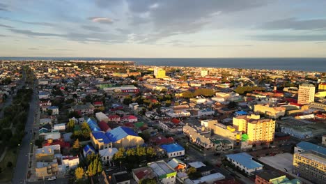 paisaje urbano de punta arenas, chile, dron aéreo alejar el destino del puerto de entrada chileno patagónico, establecimiento de tiro, horizonte oceánico claro