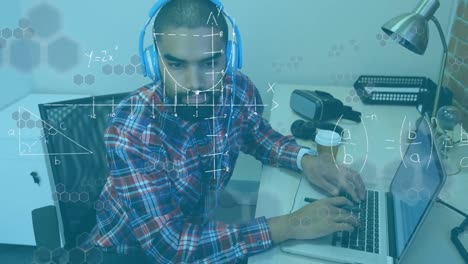 animatie van een man van gemengd ras die een koptelefoon draagt en een computer gebruikt voor wiskundige vergelijkingen