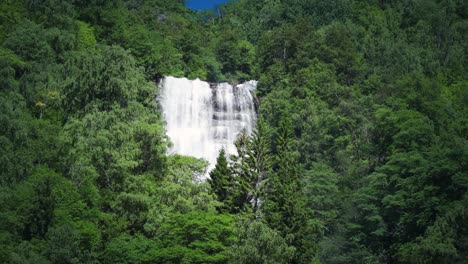 Una-De-Las-Muchas-Hermosas-Cascadas-En-El-Fiordo-De-Geiranger,-Noruega