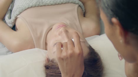 mujer que recibe tratamiento facial
