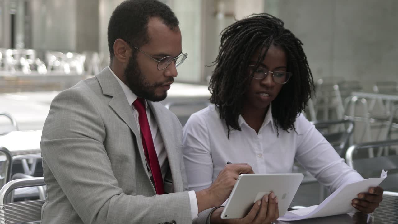 Uomini d'affari concentrati che lavorano insieme