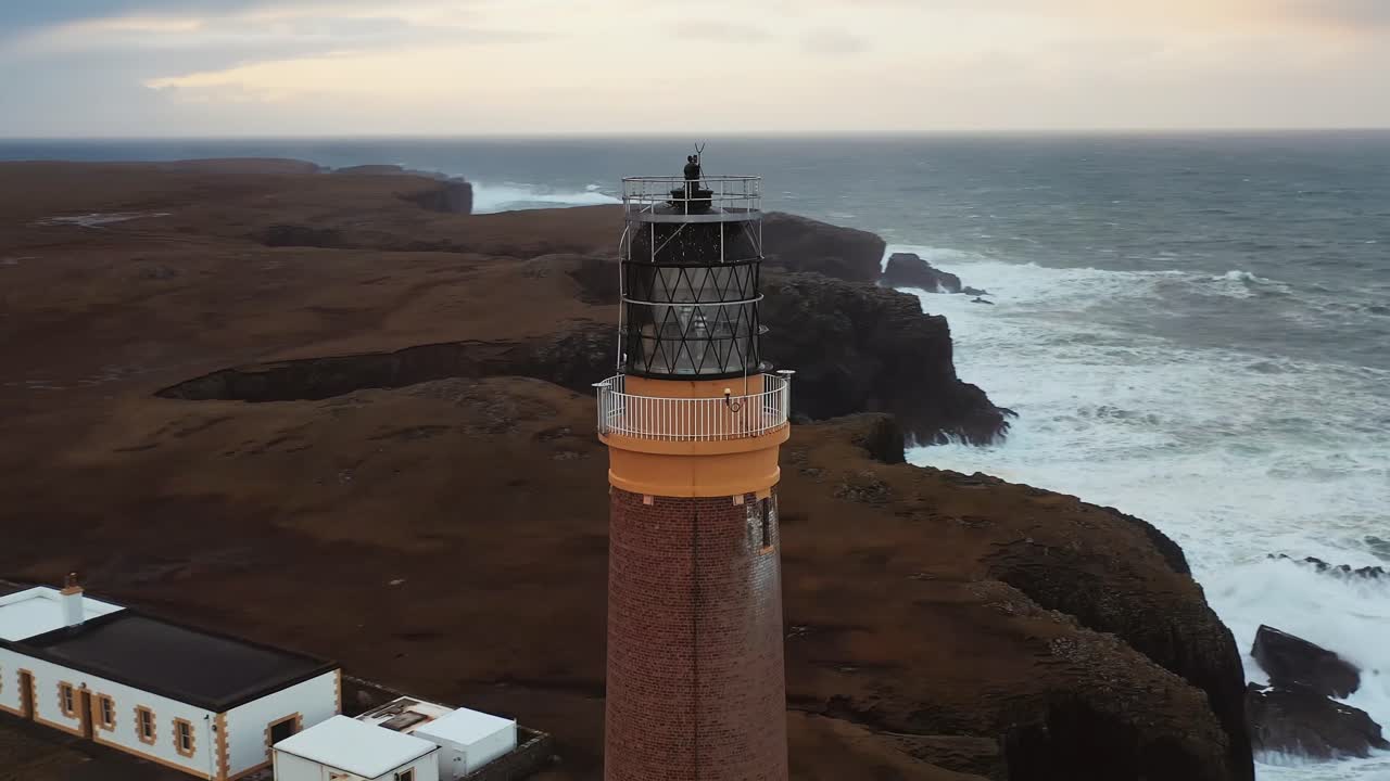 Ripresa ravvicinata da drone della sala della lanterna e della lampadina al faro di Ness a Lewis.