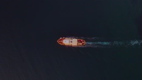 Un-Paisaje-Impresionante,-Capturado-Por-Un-Dron,-Muestra-Un-Barco-Extraordinario-Navegando-Por-El-Océano.