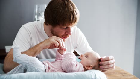 Konzentrierter-Vater,-Der-Mit-Liegender-Kleiner-Tochter-Spielt