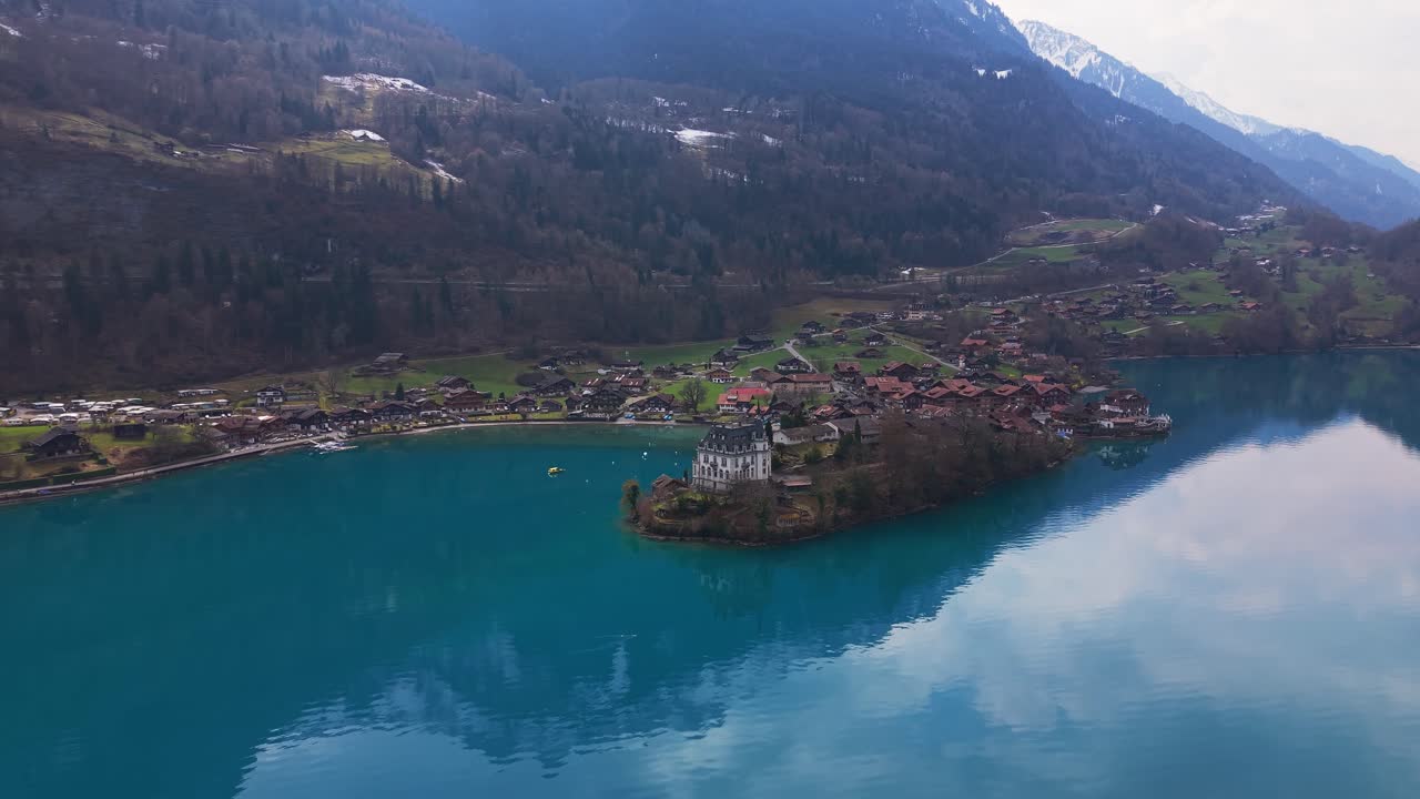 Iseltwald in primavera ripreso da un drone sul lago di Brienz, nel cantone di Berna, Svizzera.