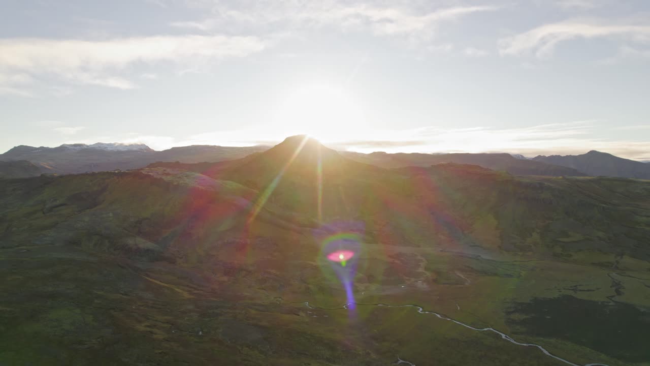 hermosa hora dorada puesta de sol amanecer puesta de sol detrás del impresionante pico de la montaña islandia