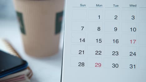 calendario con taza de café y teléfono