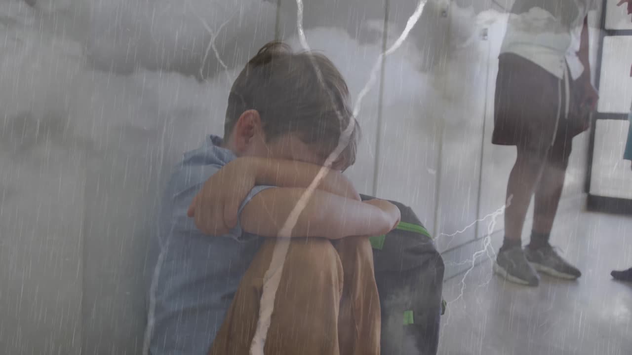 Animazione di nuvole e fulmini su uno studente caucasico triste seduto in corridoio