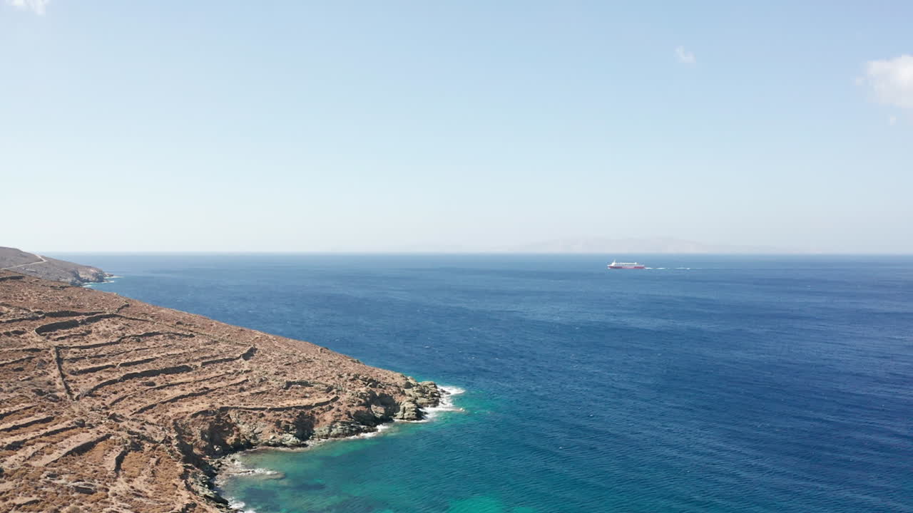 volando sobre una piscina de agua del océano hacia un gran barco en aguas abiertas frente a la costa de grecia