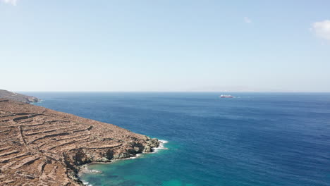 Volando-Sobre-Una-Piscina-De-Agua-Del-Océano-Hacia-Un-Gran-Barco-En-Aguas-Abiertas-Frente-A-La-Costa-De-Grecia