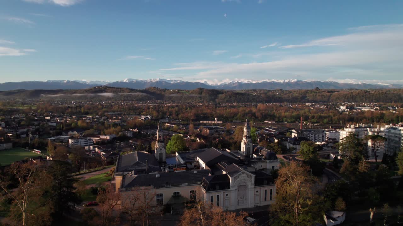 Chiese a Pau, Francia, con i monti Pirenei in lontananza, ripresa aerea 4K