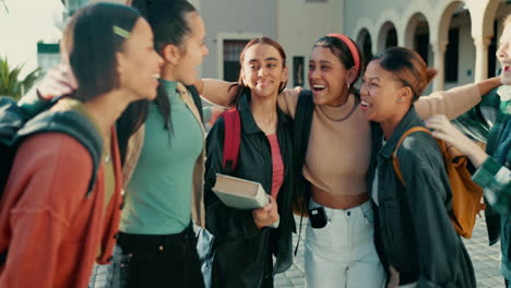 universidad, campus y grupo de estudiantes abrazan