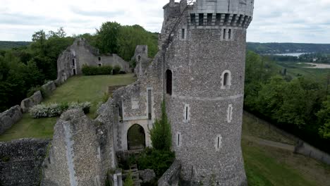 Vista-Aérea-De-Las-Torres-De-Ruinas-Del-Castillo-Médico,-Chateau-De-Robert-Le-Diablo,-Normandía,-Francia